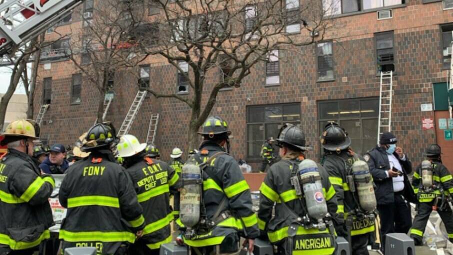 Incêndio em Nova York mobiliza centenas de agentes para apagar o fogo e resgatar vítimas