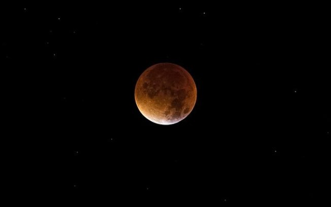 Eclipse lunar parcial: veja as melhores fotos do fenômeno