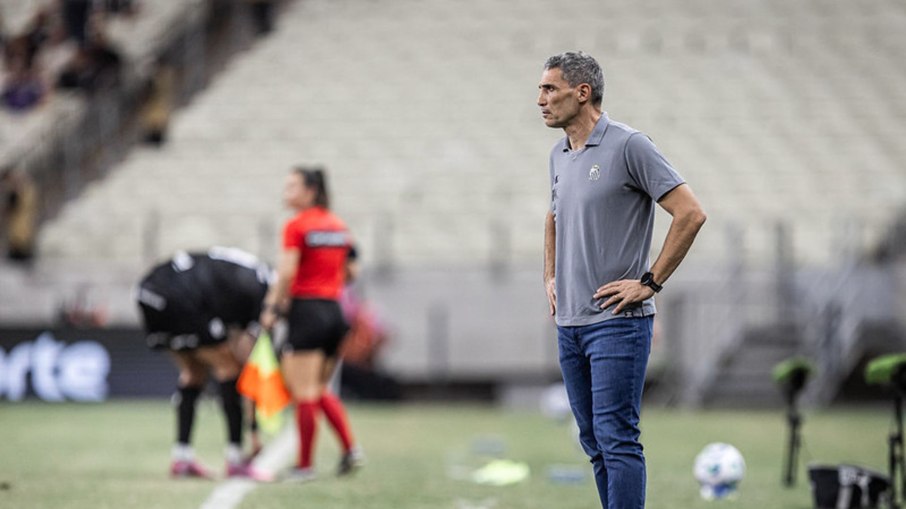 Juan Pablo Vojvoda durante a derrota do Santos para o Ceará, neste domingo