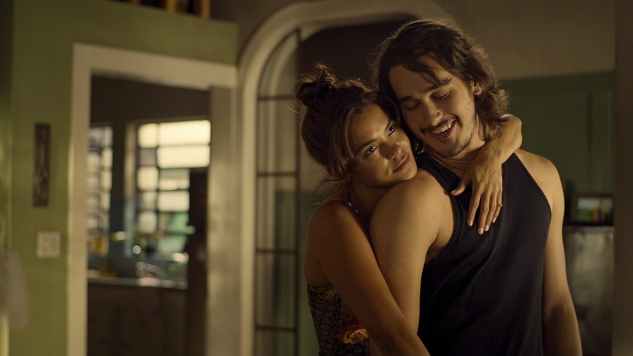 Lucy Alves e Filipe Bragança em cena da série 'Só Se For Por Amor'