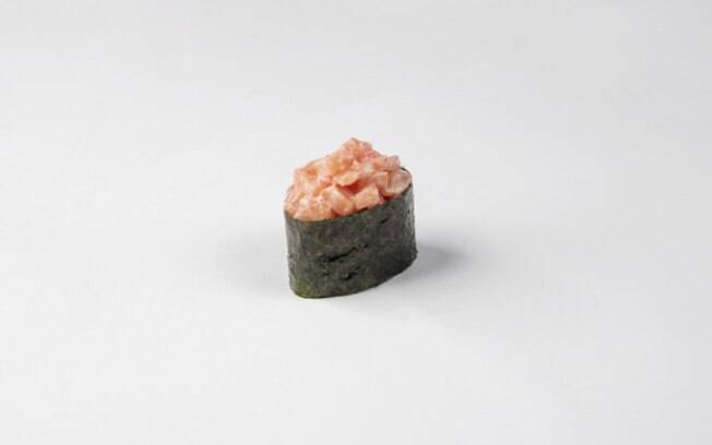 O gunkan é um sushi com o peixe no topo 