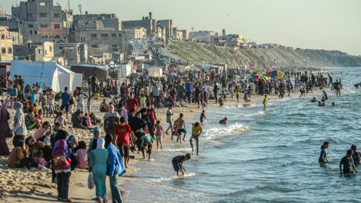 Moradores de Gaza buscam alívio na praia, como faziam antes da guerra