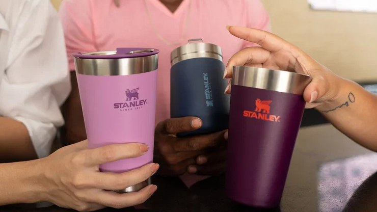 Copo Stanley original por apenas R$ 76 é destaque na Amazon
