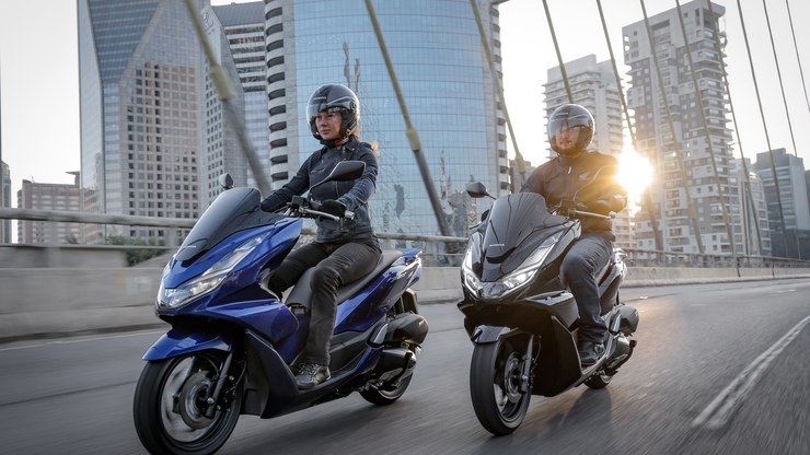 Honda PCX 2026 chega mais econômica e com novo design