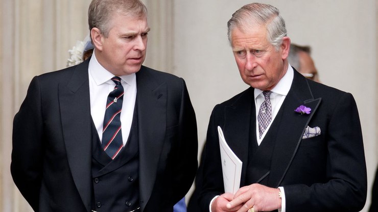 Príncipe Andrew renuncia a títulos após escândalo sexual