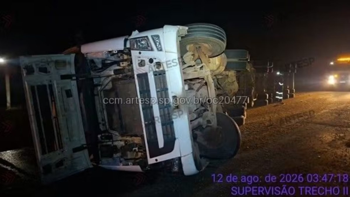 Carreta com milho tomba na Rodovia Anhanguera e deixa motorista ferido em Americana Carreta com milho tomba na Rodovia Anhanguera e deixa motorista ferido em Americana