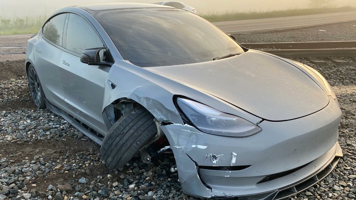 Tesla Model 3 teve pequenos danos comparado o que poderia ter acontecido