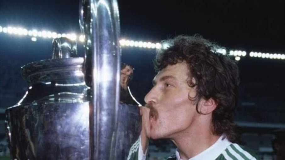 Helmut Duckadam defendeu quatro pênaltis da final da Champions de 1986, entre Steaua e Barcelona Helmut Duckadam defendeu quatro pênaltis da final da Champions de 1986, entre Steaua e Barcelona