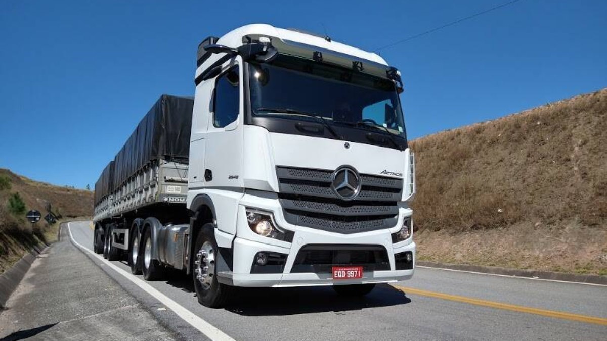 Caminhão da Mercedes em rodovia brasileira