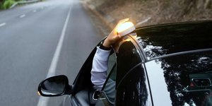 Triângulo do carro começa a ser trocado por luz de emergência