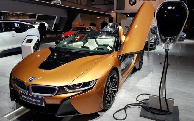 O BMW i8 Roadster é o supercarro elétrico que rouba a cena no Salão do Automóvel 2018