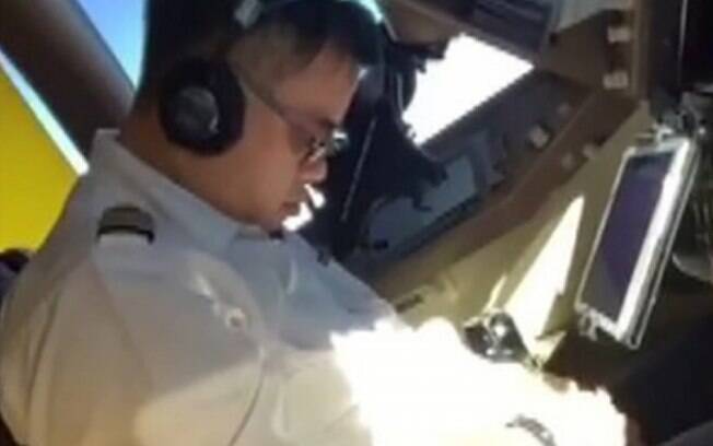 Piloto de companhia chinesa foi punido após ser flagrado dormindo durante voo