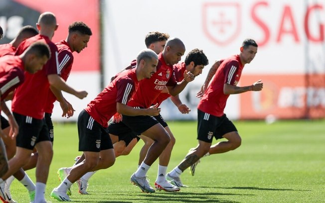Jogadores do Benfica durante treinamento Jogadores do Benfica durante treinamento