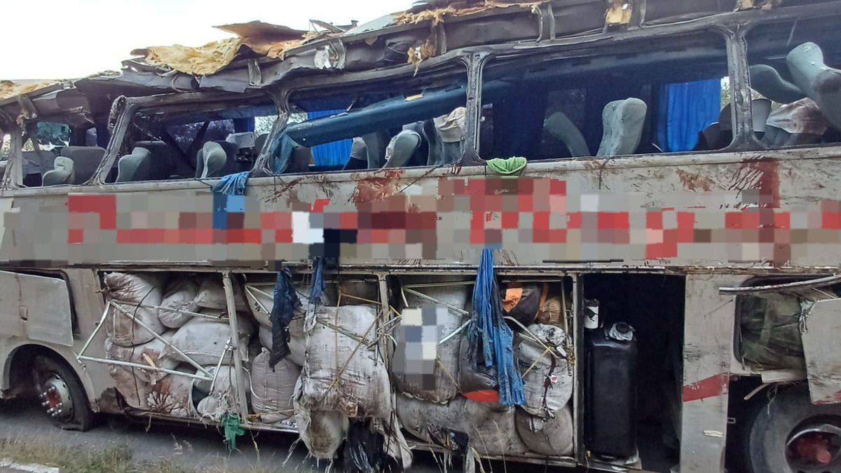 Ônibus tombou e ficou completamente destruído nas laterais Ônibus tombou e ficou completamente destruído nas laterais