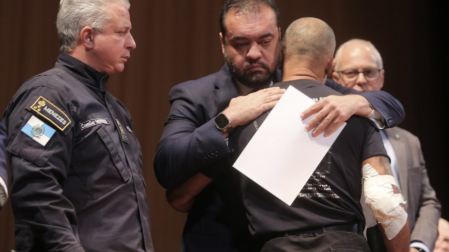 Castro participa de homenagem a policiais Castro participa de homenagem a policiais