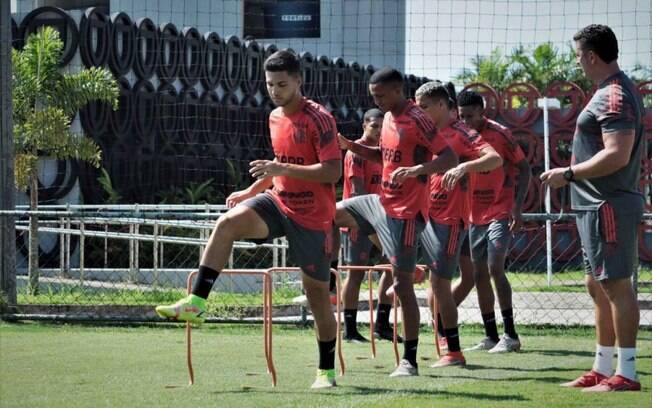 Em dia de folga do grupo principal, jovens do Flamengo treinam visando estreia do Campeonato Carioca