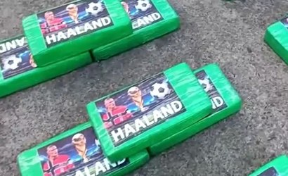 Carga com 469 kg de cocaína com rosto de Haaland é apreendida