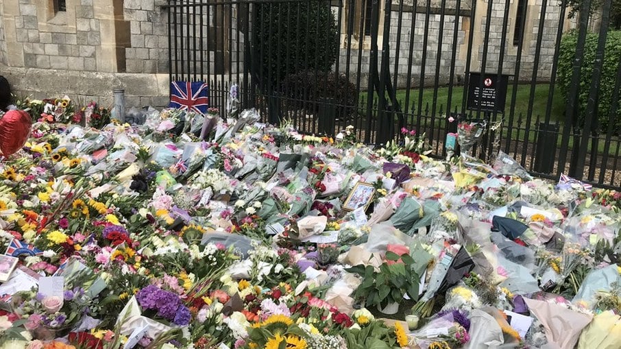 Algumas das flores e outras homenagens que foram depositadas do lado de fora do castelo de Windsor