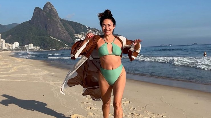 Aos 63 anos, Claudia Ohana impressiona com fotos de biquíni
