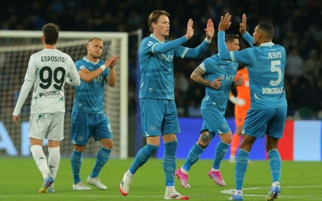 O volante do Napoli Scott McTominay comemora um gol no Napoli contra o Empoli, 14 de abril de 2025 em Nápoles O volante do Napoli Scott McTominay comemora um gol no Napoli contra o Empoli, 14 de abril de 2025 em Nápoles