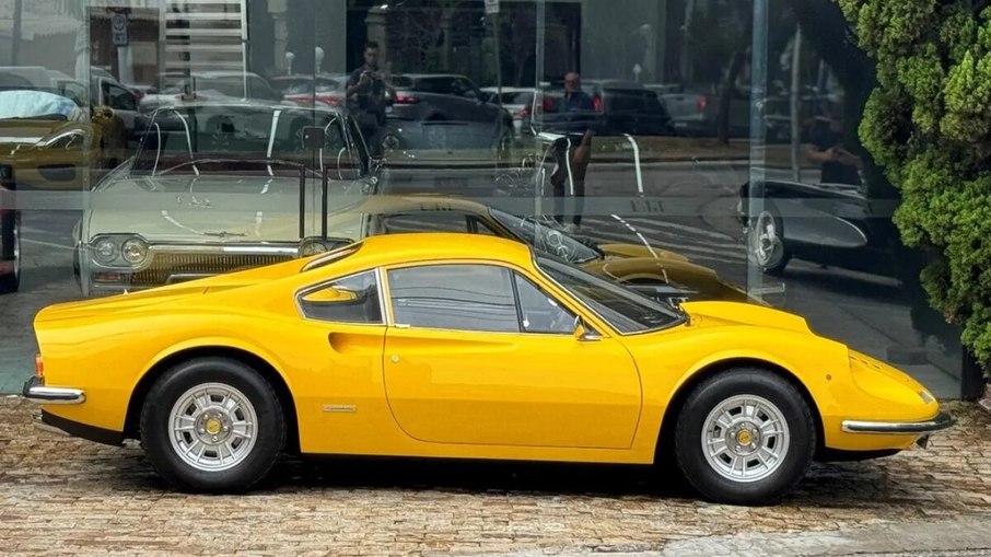 Ferrari Dino 246 GT 1973 nasceu na fase em que a linha Dino ainda não levava o nome Ferrari na carroceria.