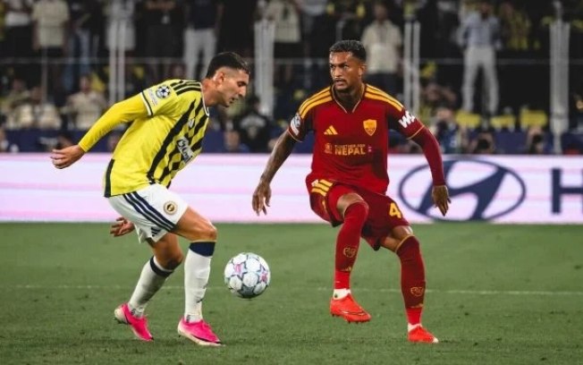 Wesley, convocado para a Seleção Brasileira, em ação com a camisa da Roma