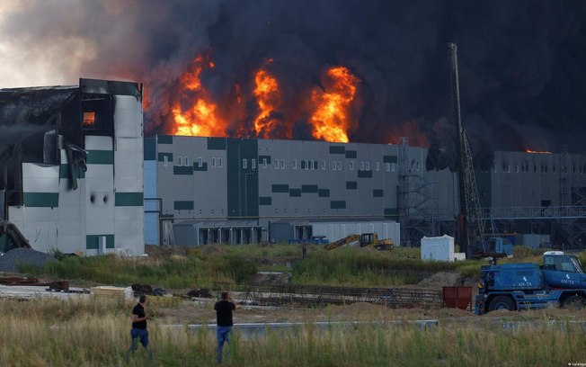 Explosão após ataque no distrito de Bucha, a oeste de Kiev, atingiu casas e danificou pelo menos 50 edifícios residenciais