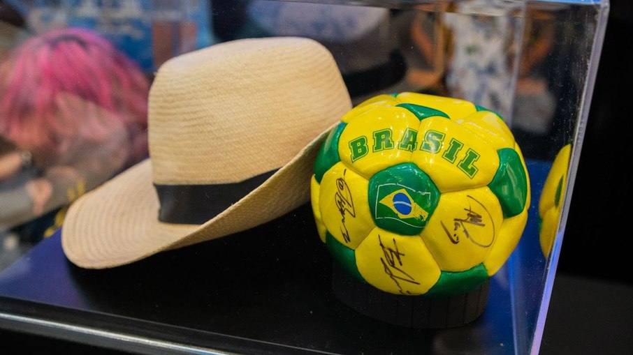 Itens levados pelo Astronauta Marcos Pontes à ISS, durante a Missão Centenário. Réplica do chapéu Panamá e bola de futebol. Exposição “Missão Centenário - 20 anos”, no Brasília Shopping, Brasília (DF). 