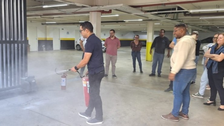Sanebavi capacita brigada de incêndio com aula teórica e prática