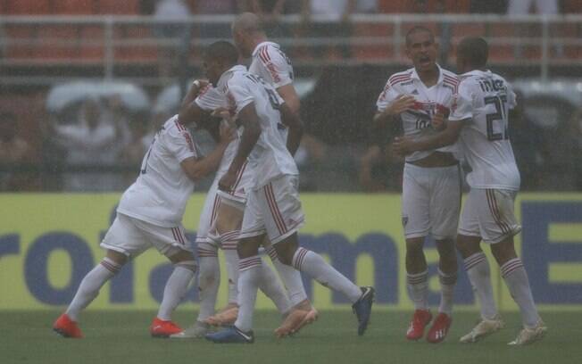 São Paulo e Vasco jogaram debaixo de temporal 