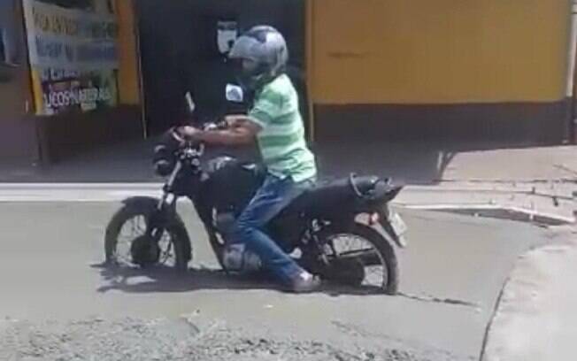 O motoqueiro José Sobrinho ficou preso no cimento fresco após furar bloqueio de obra