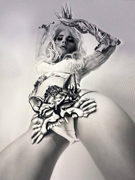 Lady Gaga posa sensual em sua conta do Instagram e aguça curiosidade de fãs na internet
