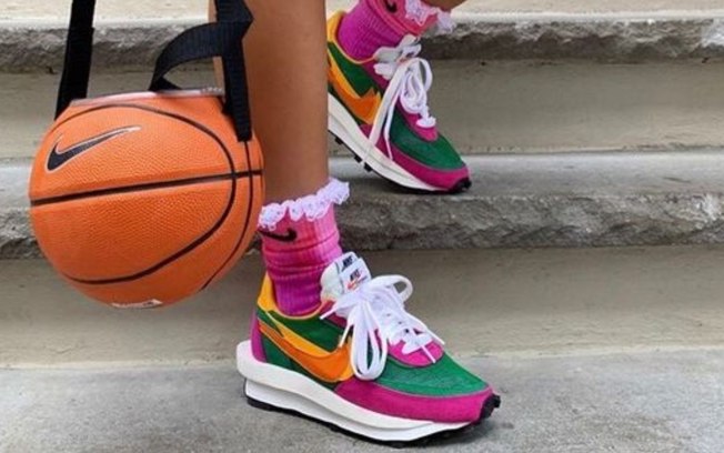 15 looks com tênis coloridos para se inspirar