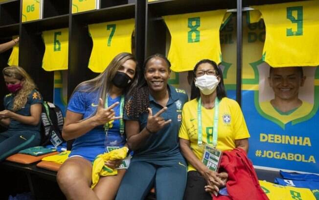 Formiga recebe reverência de Marta e colegas de Seleção e se emociona com presença da mãe no estádio