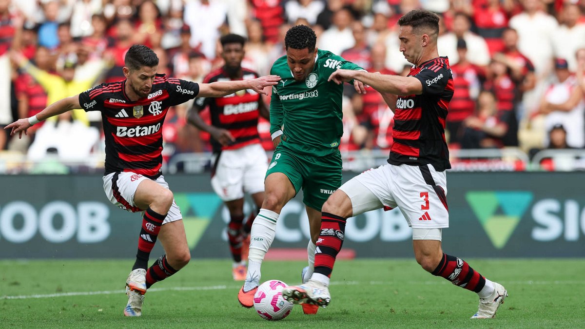 Vitor Roque disputa bola com jogadores do Flamengo Vitor Roque disputa bola com jogadores do Flamengo