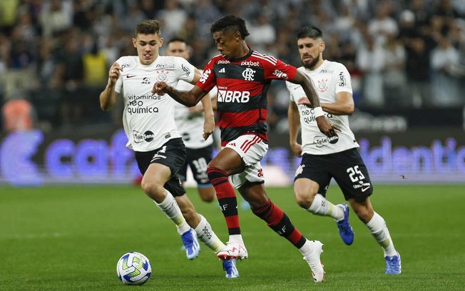 Bruno Henrique tenta levar o Flamengo ao ataque 