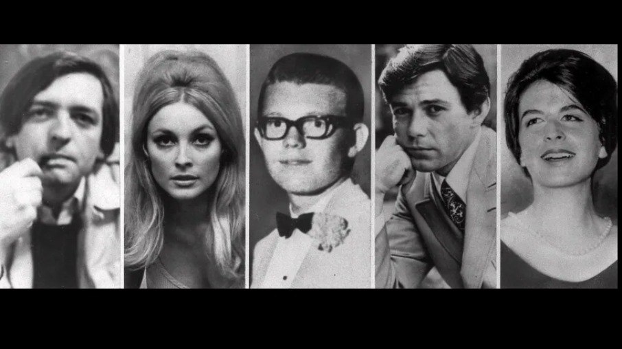 As cinco pessoas assassinadas na noite de 9 de agosto de 1969, na propriedade localizada em Benedict Canyon, na Califórnia, pertencente à atriz Sharon Tate e ao seu marido, o diretor de cinema Roman Polanski, incluíam (da esquerda para a direita) Wojciech Frykowski, Sharon Tate, Steven Parent, Jay Sebring e Abigail Folger.