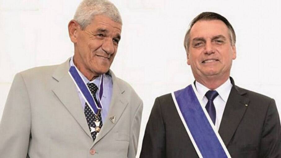 Aliado de Bolsonaro atesta rachadinha nos gabinetes dele e dos filhos