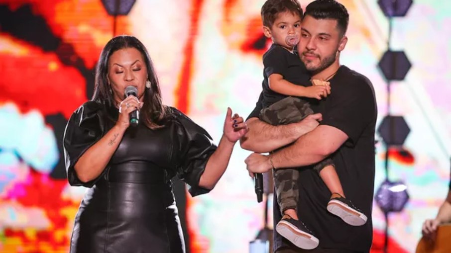 Murilo Huff leva filho e mãe de Marília Mendonça para o palco emocionando fãs