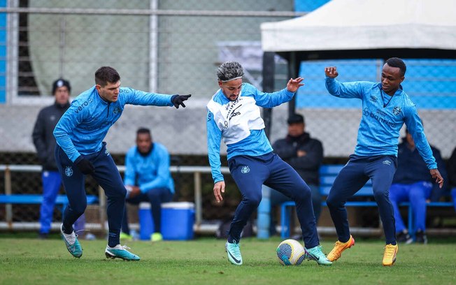 Veterano zagueiro Kanemmann (esquerda) deve voltar ao time titular do Grêmio contra o Cruzeiro Veterano zagueiro Kanemmann (esquerda) deve voltar ao time titular do Grêmio contra o Cruzeiro