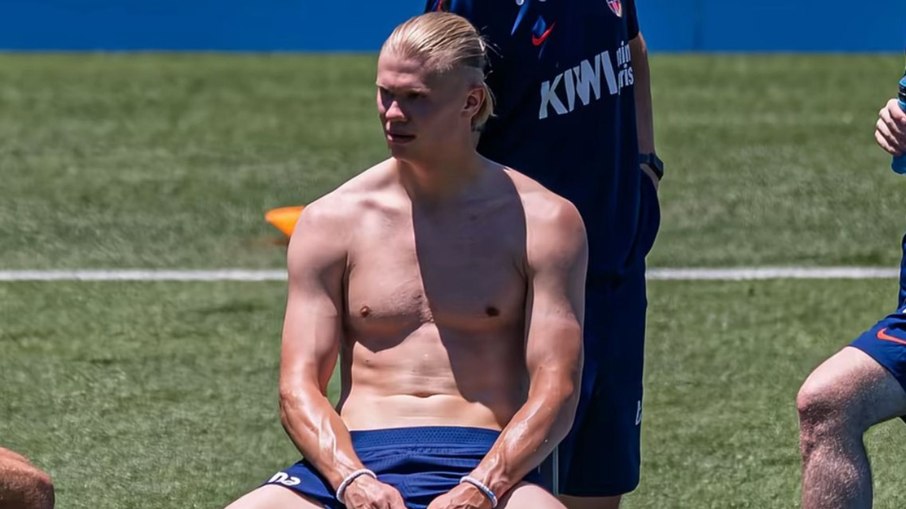 Haaland durante treinamento da Noruega