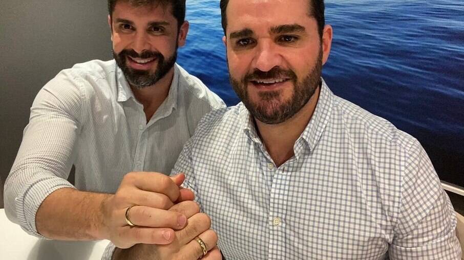 Marcelo Cosme e Frankel Brandão exibem as alianças de casamento