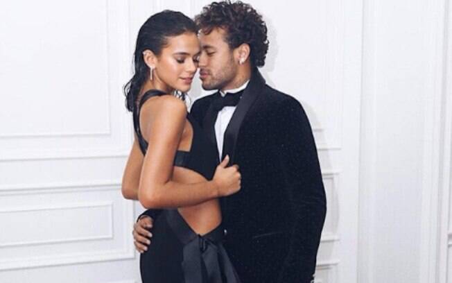 Bruna Marquezine e Neymar na festa luxuosa do jogador em Paris. Casal protagonizou vídeo engraçado na internet recentemente