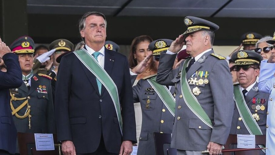 O ex-presidente Jair Bolsonaro (PL), à esquerda, e o ex-comandante do Exército, General Freire Gomes, à direita