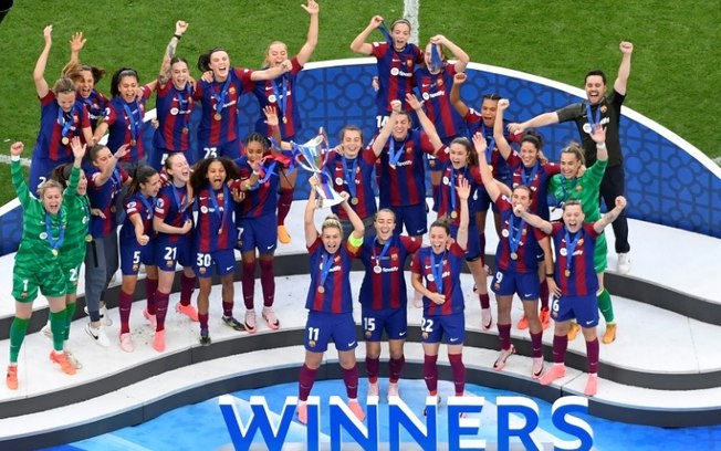 Jogadoras do Barcelona comemoram o título da Liga dos Campeões após a vitória sobre o Lyon por 2 a 0 neste sábado, em Bilbao