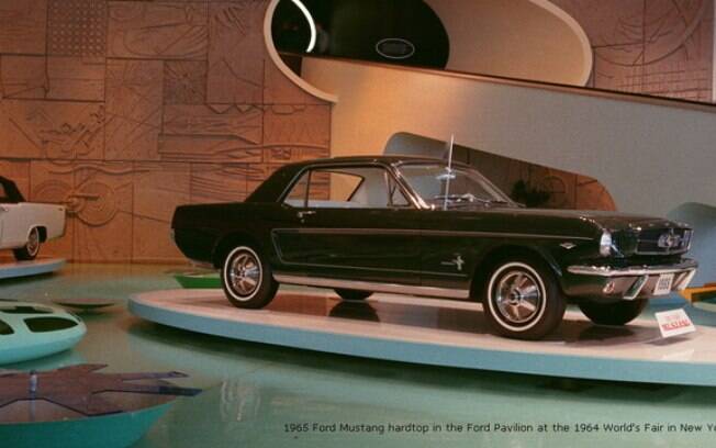 A Ford apresentou o Mustang pela primeira vez em 1964, numa feira mundial em Nova York,  criando o conceito dos “muscle cars“ que seria integrado ao Chevrolet Camaro