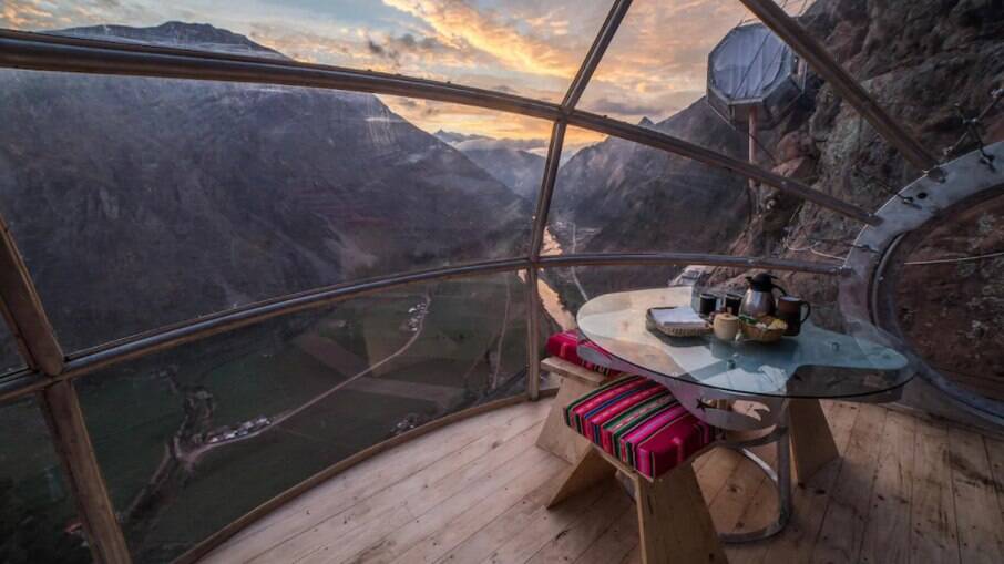 Experiência em cabine de vidro suspensa em montanha no Peru custa R$2,6 mil