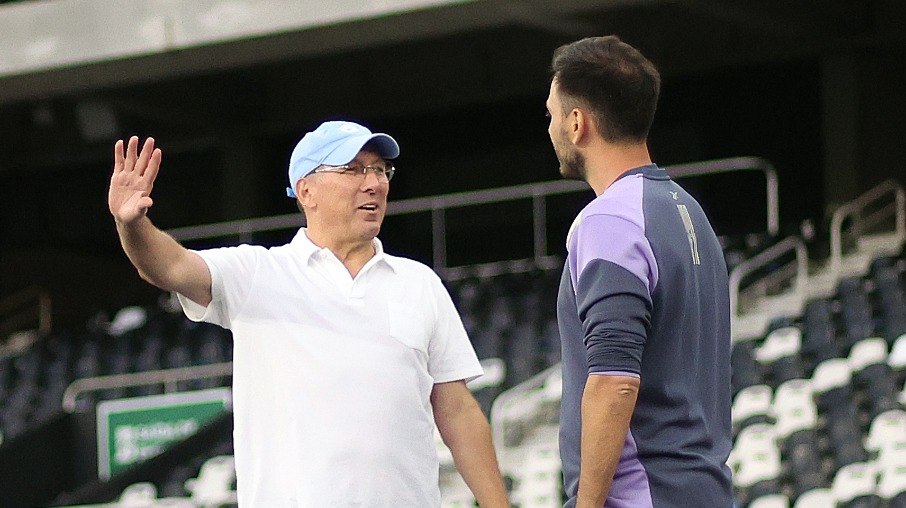 John Textor com Davide Ancelotti no Nilton Santos na véspera da eliminação na Copa do Brasil