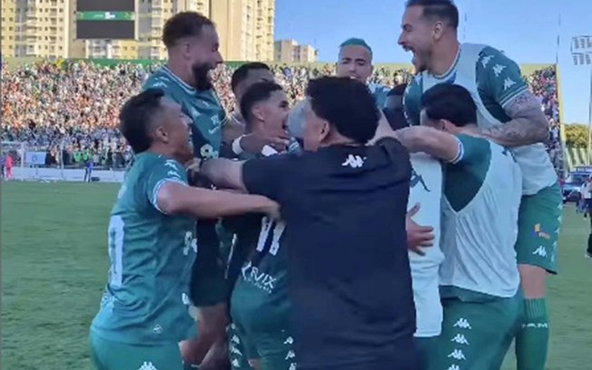 Jogadores do Gama comemoram um dos gols sobre o São José-RS Jogadores do Gama comemoram um dos gols sobre o São José-RS