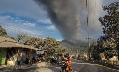 Vulcão da Indonésia entra em erupção e expele coluna gigante de cinzas